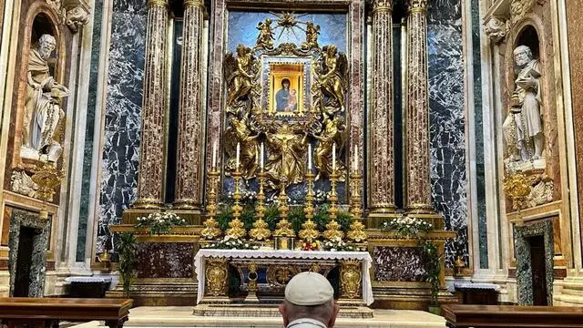 This handout picture provided by the Vatican Media shows Pope Francis inside the Basilica of Santa Maria Maggiore praying in front of the icon of the Virgin 'Salus Populi Romani' and entrust her with his next journey, which begins tomorrow, in the Democratic Republic of Congo and South Sudan, in Rome, Italy, 30 January 2023. ANSA/ VATICAN MEDIA +++ ANSA PROVIDES ACCESS TO THIS HANDOUT PHOTO TO BE USED SOLELY TO ILLUSTRATE NEWS REPORTING OR COMMENTARY ON THE FACTS OR EVENTS DEPICTED IN THIS IMAGE; NO ARCHIVING; NO LICENSING +++ NPK +++