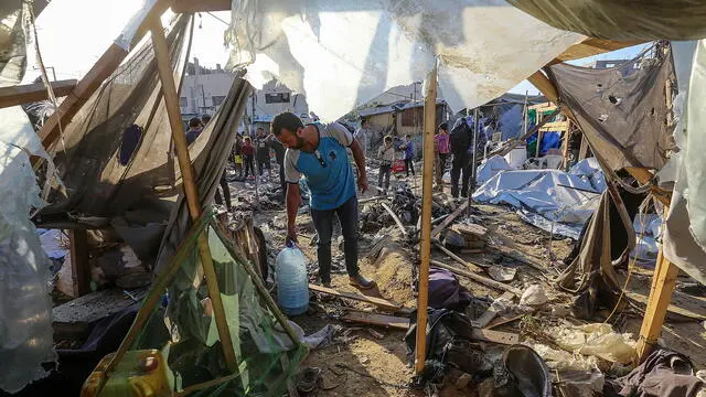 epa11586178 Internally displaced Palestinians inspect destroyed shelters following an Israeli military strike near Al-Aqsa Martyrs Hospital in Deir Al Balah, central Gaza Strip, 05 September 2024. According to the Palestinian Ministry of Health in Gaza, more than four Palestinians were killed after an Israeli air strike hit near the hospital. The Israeli military stated that it conducted a 'targeted' airstrike overnight on a 'Command and Control Center' used by Hamas and Islamic Jihad, which was embedded in the humanitarian area in Deir Al Balah, to 'remove an immediate threat', adding that prior to the strike 'numerous steps' were taken to mitigate the risk of harming civilians. More than 40,000 Palestinians and over 1,400 Israelis have been killed, according to the Palestinian Health Ministry and the Israel Defense Forces (IDF), since Hamas militants launched an attack against Israel from the Gaza Strip on 07 October 2023, and the Israeli operations in Gaza and the West Bank which followed it. EPA/MOHAMMED SABER