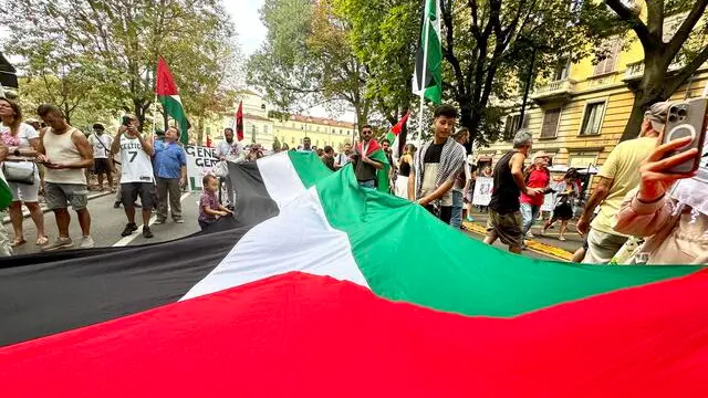 Manifestazione pro Palestina a Torino, 31 agosto 2024 ANSA/ALESSANDRO DI MARCO