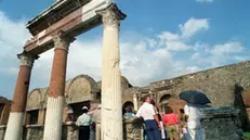 19990916- ROMA - ARCHEOLOGIA: POMPEI ; RESTI OSSA RACCONTANO NUOVA STORIA- Una immagine di archivio che ritrae turisti che visitano l'area archeologica di Pompei. ARCHIVIO /ANSA/JI