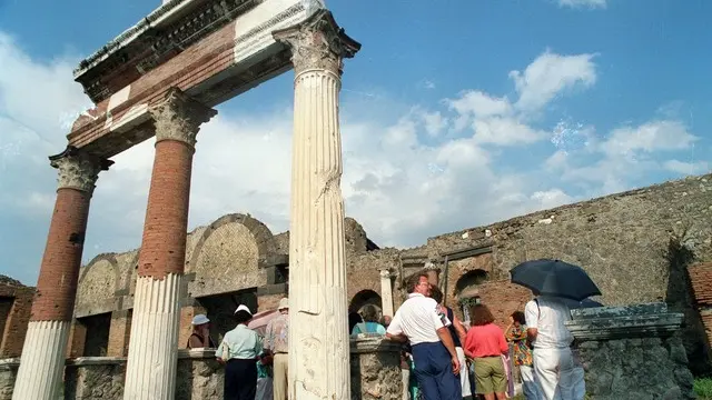 19990916- ROMA - ARCHEOLOGIA: POMPEI ; RESTI OSSA RACCONTANO NUOVA STORIA- Una immagine di archivio che ritrae turisti che visitano l'area archeologica di Pompei. ARCHIVIO /ANSA/JI