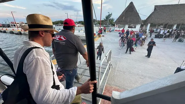 epa11648414 Authorities evacuate Holbox island tourists before Hurricane Milton lands in Quintana Roo, Mexico, 07 October 2024. The evacuation of the island of Holbox, in the Mexican state of Quintana Roo, the implementation of a 'curfew' scheme (restriction of mobility), and the dry law (prohibition of alcohol sales) are part of the preventive actions of the state government before the passage of Hurricane Milton, category 5, whose trajectory has surprised. EPA/ALONSO CUPUL