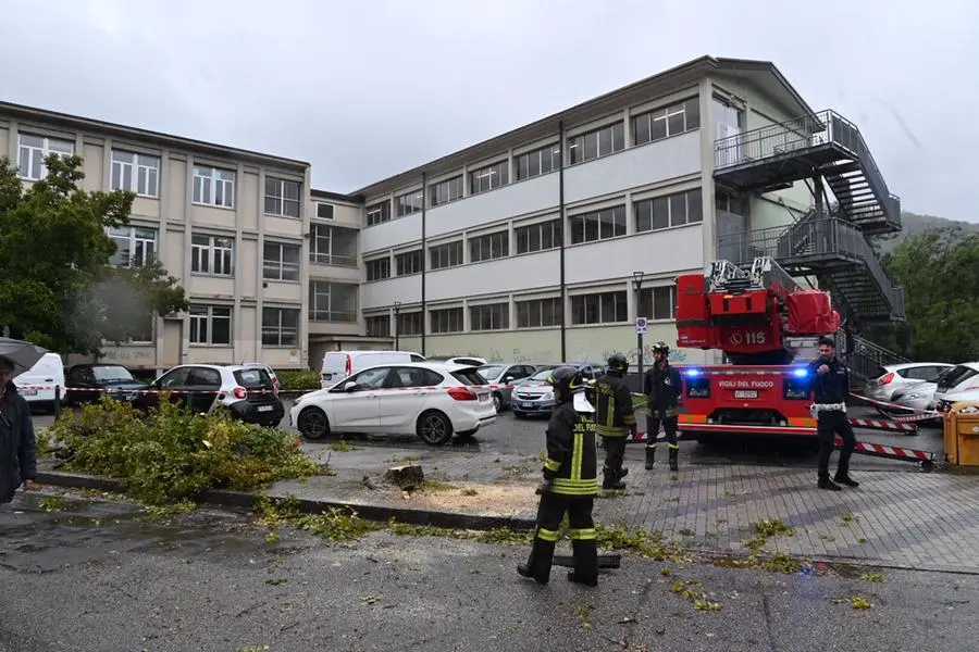 L'intervento dei Vigili del fuoco alla scuola Foscolo