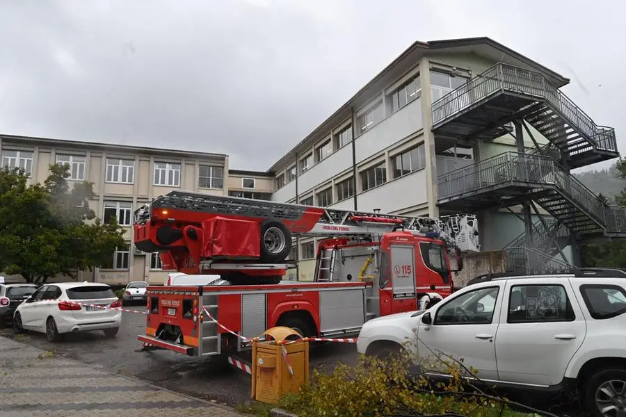 L'intervento dei Vigili del fuoco alla scuola Foscolo