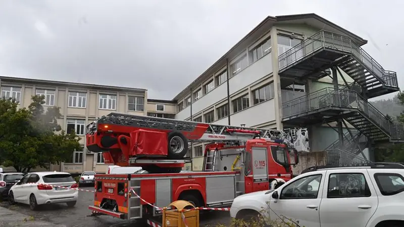 L'intervento dei Vigili del fuoco alla scuola Foscolo