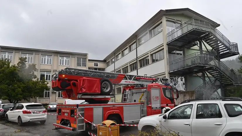 L'intervento dei Vigili del fuoco alla scuola Foscolo