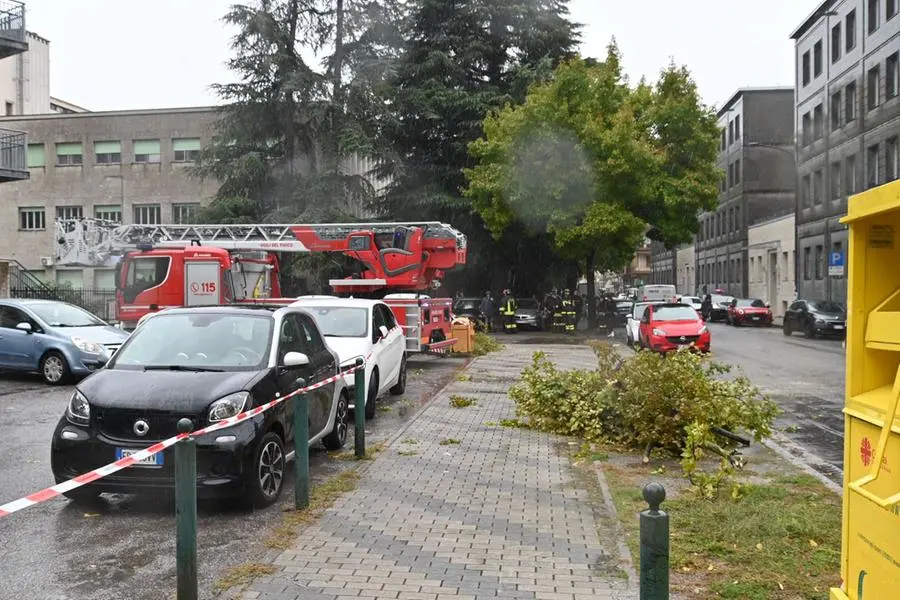 L'intervento dei Vigili del fuoco alla scuola Foscolo