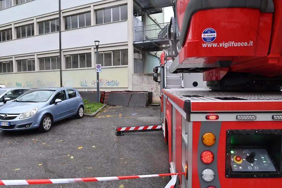 L'intervento dei Vigili del fuoco alla scuola Foscolo