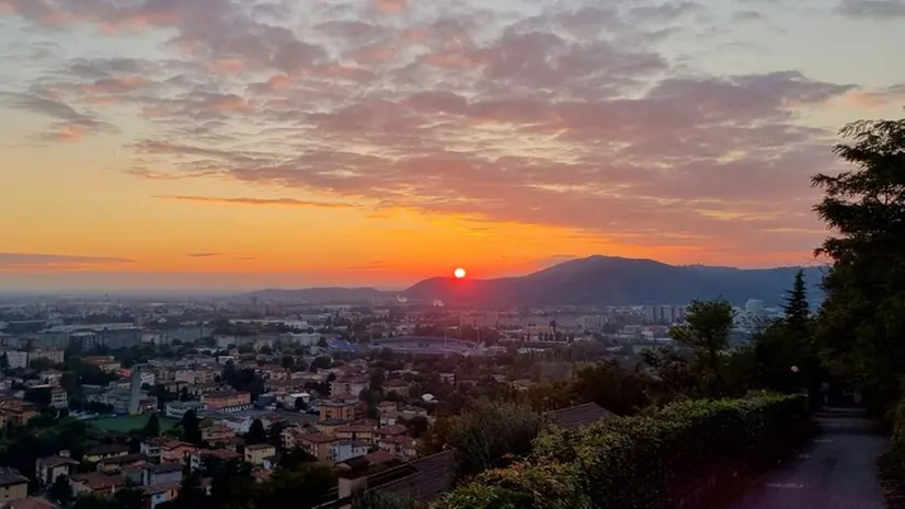 Il suggestivo tramonto di domenica visto dal colle di San Giuseppe - © www.giornaledibrescia.it