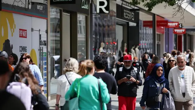 epa11393388 Shoppers walk down Oxford Street in London, Britain, 06 June 2024. EPA/ANDY RAIN