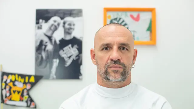 Matteo Plicchi il padre di Vincent Plicchi il ragazzo che si è suicidato in diretta su Tik Tok. Il padre sta portando avanti una battaglia legale e pubblica per ottenere verità e giustizia e sensibilizzare la società sul cyberbullismo