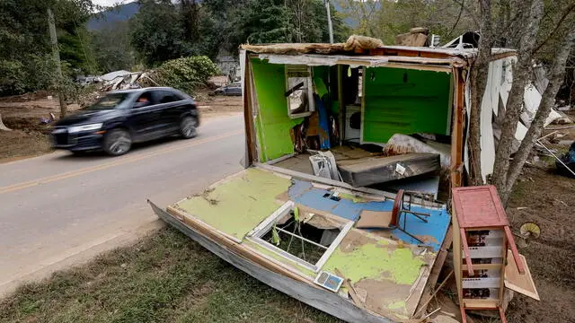 epa11640942 Remnants of a mobile home swept across a roadway by the waters of the Swannanoa River in the aftermath of catastrophic flooding caused by Tropical Storm Helene in Swannanoa, North Carolina, USA, 03 October 2024. The mountainous areas of North Carolina, South Carolina and Tennessee were hit particularly hard. More than 150 people are reported dead due to Hurricane Helene in the Southeastern US. EPA/ERIK S. LESSER
