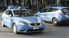 Vetture della Polizia di Stato nei pressi della Stazione - © www.giornaledibrescia.it