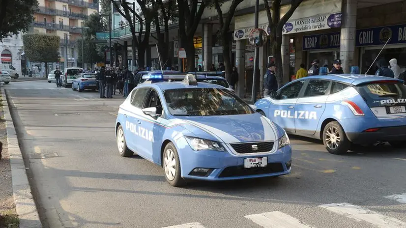 Volanti della Polizia di Stato nei pressi della stazione - Foto Marco Ortogni/Neg © www.giornaledibrescia.it