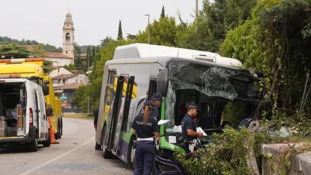 Il bus di linea Atv di Verona coinvolto in un incidente nel quale 6 persone sono rimaste feriteed una morta dopo che il mezzo è uscito di strada a Parona, 15 agosto 2024. ANSA/GIORGIO MARCHIORI