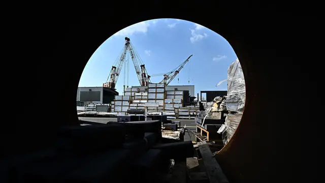 Il cantiere Fincantieri di Genova Sestri Ponente con le navi in costruzione e operai al lavoro. Genova, 20 marzo 2023 ANSA/LUCA ZENNARO