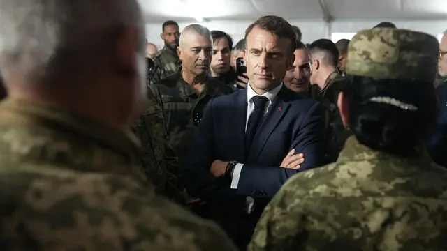 epa11650972 French President Emmanuel Macron (C) speaks with Ukrainian soldiers in a military camp in eastern France, 09 October 2024, as he meets for the first time with some of the nearly 15,000 Ukrainian troops that France has trained for Ukraine's fight against the Russian invasion. EPA/THIBAULT CAMUS / POOL MAXPPP OUT