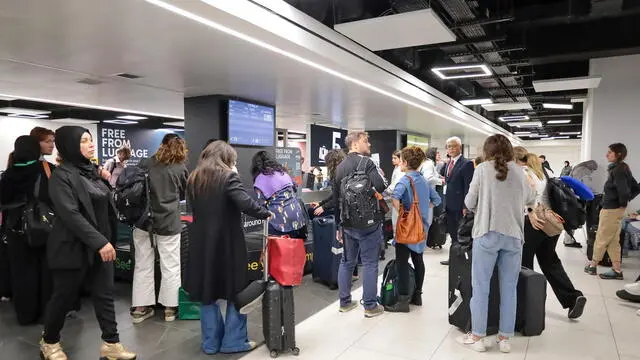 epa11641096 Passengers arriving on a charter flight from Beirut are welcomed by their families at the baggage claim at Leonardo Da Vinci Airport, Fiumicino, Italy, 04 October 2024. The flight, organized with the support of the Italian Ministry of Foreign Affairs, allowed the return to Italy of 178 compatriots, including five children. Four Finnish citizens were also on board the plane. EPA/VALENTINA FIORDALICE / TELENEWS via ANSA