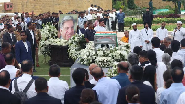 epa11651774 People pay tributes to Indian top business leader Ratan Tata, who died aged 86 in Mumbai, India, 10 October 2024. Ratan Tata, the chairman emeritus of Tata Group, died at Mumbai Hospital late on 09 October 2024. EPA/DIVYAKANT SOLANKI