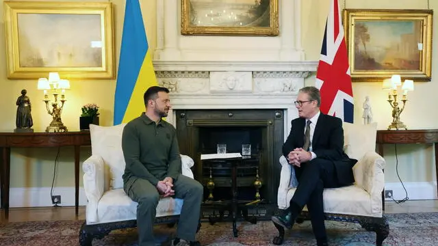 epa11487107 Ukrainian President Volodymyr Zelensky (L) sits with British Prime Minister Keir Starmer (R) during talks at 10 Downing Street in London, Britain, 19 July 2024. Zelensky on 19 July will address the British Cabinet, the first foreign leader to do so since former US President Bill Clinton in 1997. EPA/ANDY RAIN / POOL