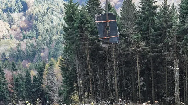 Rimozione, con un elicottero dei vigili del fuoco, della cabina della funivia del Mottarone precipitata a maggio. Stresa 08 novembre 2021 ANSA/TINO ROMANO