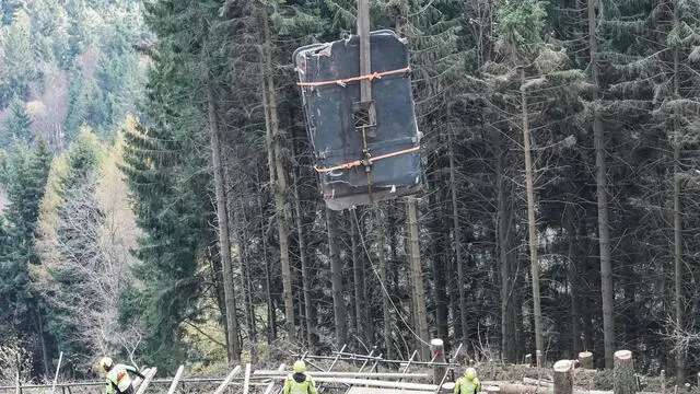 Rimozione, con un elicottero dei vigili del fuoco, della cabina della funivia del Mottarone precipitata a maggio. Stresa 08 novembre 2021 ANSA/TINO ROMANO