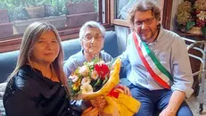 Giuseppina Carlini con il sindaco Mazzolini e l'assessora Moreno - © www.giornaledibrescia.it