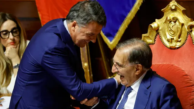 Il presidente del Senato, Ignazio La Russa (D) insieme al leader di Italia Viva, Matteo Renzi, durante il Question Time al Senato, Roma 10 ottobre 2024. ANSA/FABIO FRUSTACI