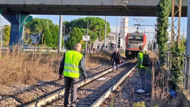 Il luogo in cui una ragazzina di 12 anni e' stata investita dalla motrice di un treno merci in corrispondenza di un passaggio a livello, sulla tratta ferroviaria che costeggia la zona industriale a Padova, 10 ottobre 2024. L'adolescente è stata portata in ospedale; le sue condizioni sono critiche. ANSA/ MICHELE GALVAN