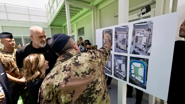 La premier Giorgia Meloni e il primo ministro albanese Edi Rama al porto di Shengjin per una visita all'hospot destinato alle procedure di ingresso dei migranti, realizzato in base al Protocollo fra Italia e Albania, 05 giugno 2024./// Italian Prime Minister Giorgia Meloni and Albanian Prime Minister Edi Rama at the port of Shengjin for a visit to the hotspot intended for the entry procedures of migrants, created on the basis of the Protocol between Italy and Albania, 05 June 2024. ANSA/ UFFICIO STAMPA PRESIDENZA DEL CONSIGLIO/ FILIPPO ATTILI +++ ANSA PROVIDES ACCESS TO THIS HANDOUT PHOTO TO BE USED SOLELY TO ILLUSTRATE NEWS REPORTING OR COMMENTARY ON THE FACTS OR EVENTS DEPICTED IN THIS IMAGE; NO ARCHIVING; NO LICENSING +++ NPK +++