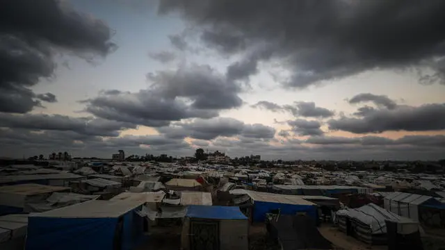 epa11644117 Shelters of Palestinians families who fled from their homes in the northern Gaza Strip in the northern Al Nusairat refugee camp, central Gaza Strip, 05 October 2024. More than 41,500 Palestinians and over 1,400 Israelis have been killed, according to the Palestinian Health Ministry and the Israel Defense Forces (IDF), since Hamas militants launched an attack against Israel from the Gaza Strip on 07 October 2023, and the Israeli operations in Gaza and the West Bank which followed it. EPA/MOHAMMED SABER