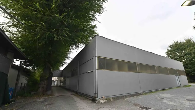 Il retro della tensostruttura - Foto Marco Ortogni/Neg © www.giornaledibrescia.it