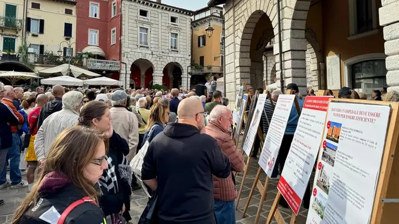 La protesta con molte persone © www.giornaledibrescia.it