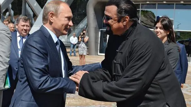 epa05615777 A picture dated 04 September 2015 and released on 03 November 2016 shows Russian President Vladimir Putin (L) shaking hands with US actor Steven Seagal (R) while visiting an oceanarium at the Russky Island, near Vladivostok, Russia. According to reports from 03 November 2016, Russian President Vladimir Putin signed a decree granting citizenship to actor and mixed martial arts expert Steven Seagal following his repeated requests. EPA/ALEXEI DRUZHININ / SPUTNIK / KREMLIN POOL MANDATORY CREDIT