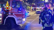 I vigili del fuoco intervenuti dopo che un incendio ha colpito l'hotel Alexander ad Abano Terme (Padova), 13 ottobre 2024. Le fiamme soni divampate in un vano tecnico al secondo piano producendo fumo che ha invaso l'intera struttura con 273 ospiti, tutti in salvo. Una quarantina di persone sono state curate al Pronto soccorso per avere respirato fumo. ANSA/ VIGILI DEL FUOCO +++ ANSA PROVIDES ACCESS TO THIS HANDOUT PHOTO TO BE USED SOLELY TO ILLUSTRATE NEWS REPORTING OR COMMENTARY ON THE FACTS OR EVENTS DEPICTED IN THIS IMAGE; NO ARCHIVING; NO LICENSING +++ NPK++