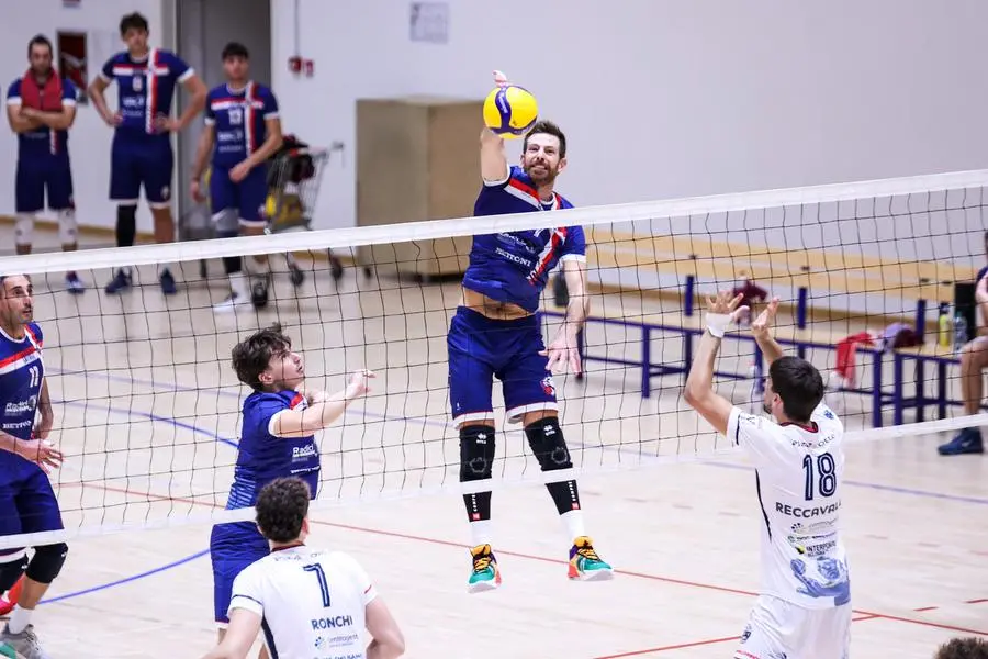 SPORT VOLLEY SERIE B MASCHILE TEAM VOLLEY RADICI CAZZAGO - BOLOGNA NELLA FOTO  GAMBA 12-10-2024 Comincini@newreporter