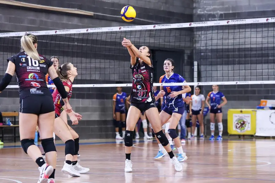 SPORT VOLLEY SERIE B2 FEMMINILE PALAMACLODIUM PROMOBALL SANITARS - CARTIERA DELL'ADDA NELLA FOTO FERRARI 12-10-2024 Comincini@newreporter