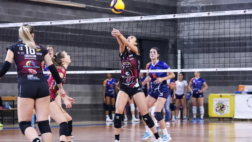 SPORT VOLLEY SERIE B2 FEMMINILE PALAMACLODIUM PROMOBALL SANITARS - CARTIERA DELL'ADDA NELLA FOTO FERRARI 12-10-2024 Comincini@newreporter