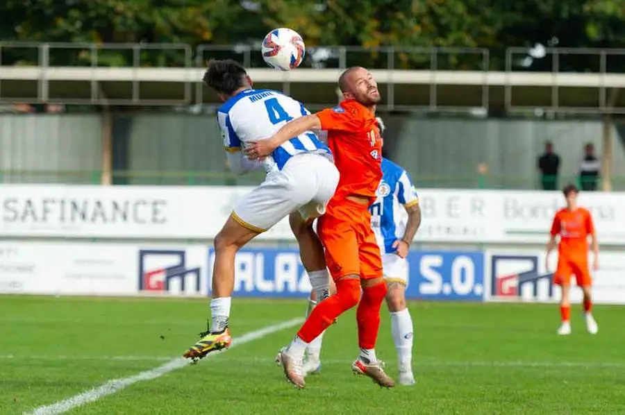 Sport Calcio Palazzolo Serie D Pro Palazzolo - Ospitaletto nella foto muhic haris del palazzolo e lleshaj viserjan del ospitaletto 13/10/2024 mazzocchi@newreporter