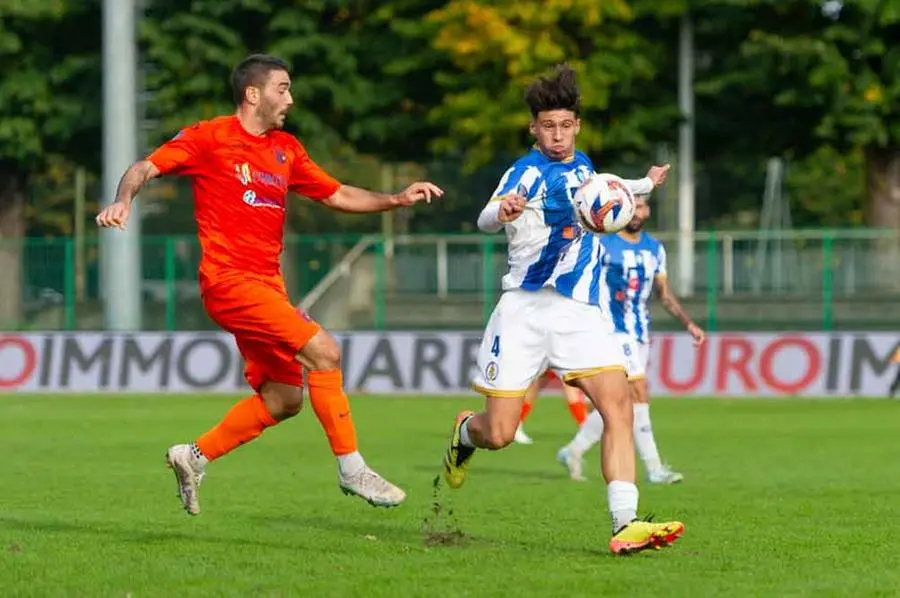 Sport Calcio Palazzolo Serie D Pro Palazzolo - Ospitaletto nella foto muhic haris del palazzolo e peli federico del ospitaletto 13/10/2024 mazzocchi@newreporter