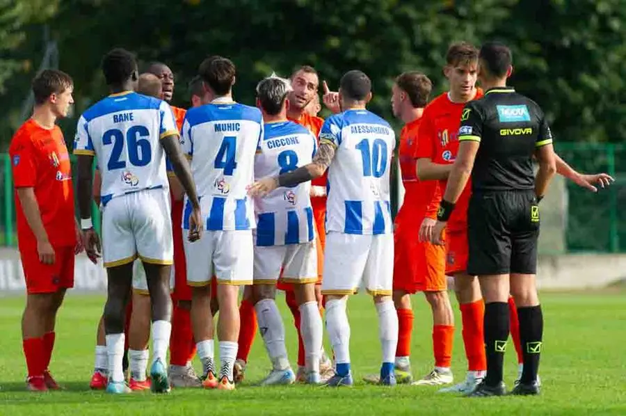 Sport Calcio Palazzolo Serie D Pro Palazzolo - Ospitaletto nella foto momento di tensione 13/10/2024 mazzocchi@newreporter