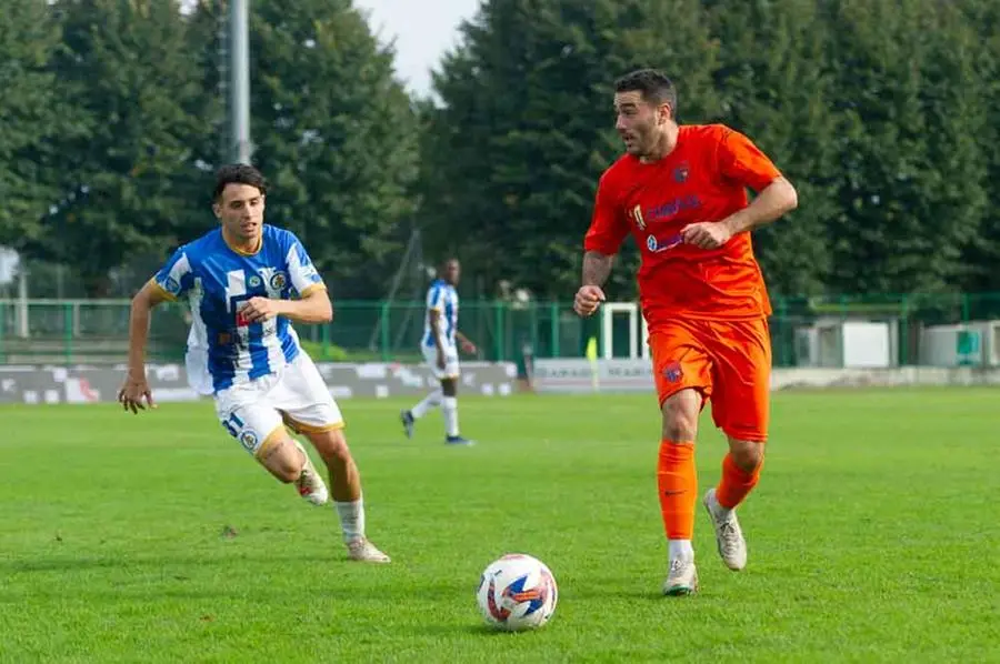 Sport Calcio Palazzolo Serie D Pro Palazzolo - Ospitaletto nella foto boschetti alberto del palazzolo e peli federico del ospitaletto 13/10/2024 mazzocchi@newreporter