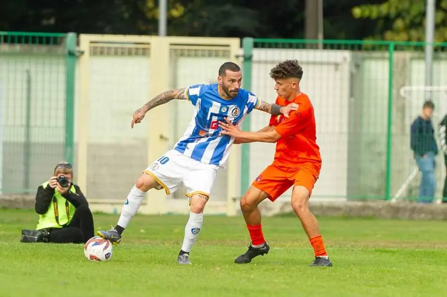 Sport Calcio Palazzolo Serie D Pro Palazzolo - Ospitaletto nella foto alessandro danilo del Palazzolo e gualandris matteo del Opitaletto 13/10/2024 mazzocchi@newreporter