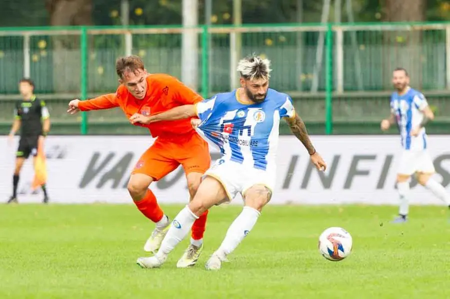 Sport Calcio Palazzolo Serie D Pro Palazzolo - Ospitaletto nella foto ciccone nicola del palazzolo guarneri mattia del ospitaletto 13/10/2024 mazzocchi@newreporter