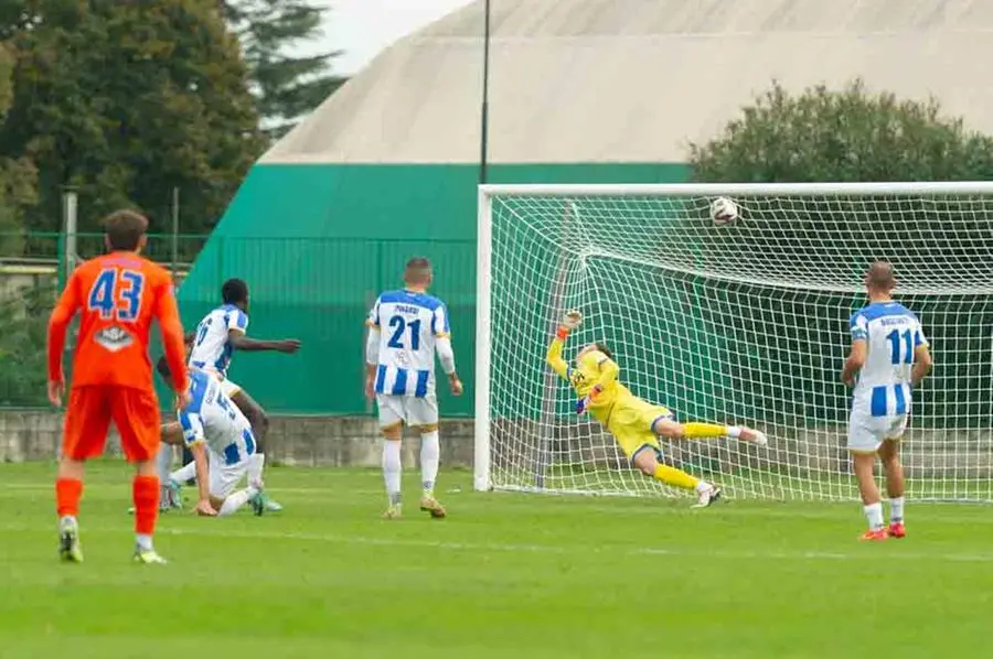 Sport Calcio Palazzolo Serie D Pro Palazzolo - Ospitaletto nella foto gol di messaggi claudio del ospitaletto 13/10/2024 mazzocchi@newreporter