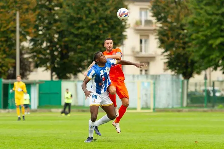 Sport Calcio Palazzolo Serie D Pro Palazzolo - Ospitaletto nella foto barwuah enock del Palazzolo e gritti matteo del Opitaletto 13/10/2024 mazzocchi@newreporter