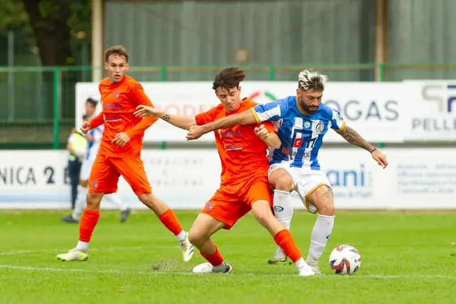 Sport Calcio Palazzolo Serie D Pro Palazzolo - Ospitaletto nella foto ciccone nicola del Palazzolo e   cantamessa simone del Opitaletto 13/10/2024 mazzocchi@newreporter