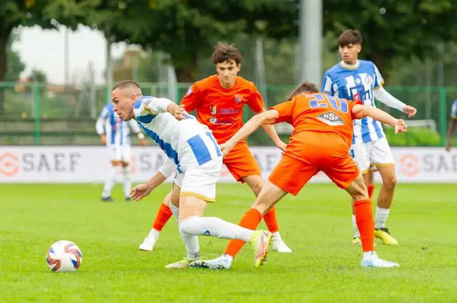 Sport Calcio Palazzolo Serie D Pro Palazzolo - Ospitaletto nella foto pinardi niccolo del Palazzolo e messaggi claudio del Opitaletto 13/10/2024 mazzocchi@newreporter