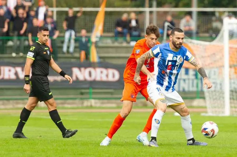 Sport Calcio Palazzolo Serie D Pro Palazzolo - Ospitaletto nella foto alessandro danilo del Palazzolo e messaggi claudio del Opitaletto 13/10/2024 mazzocchi@newreporter