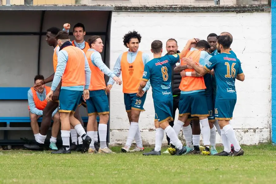 SPORT CALCIO PRIMA CATEGORIA SAN MICHELE TRAVAGLIATO ATLETICO OFFLAGA nella foto ESULTANZA GOL FURAFORTE 0-1  13-10-2024 pasquali@newreporter